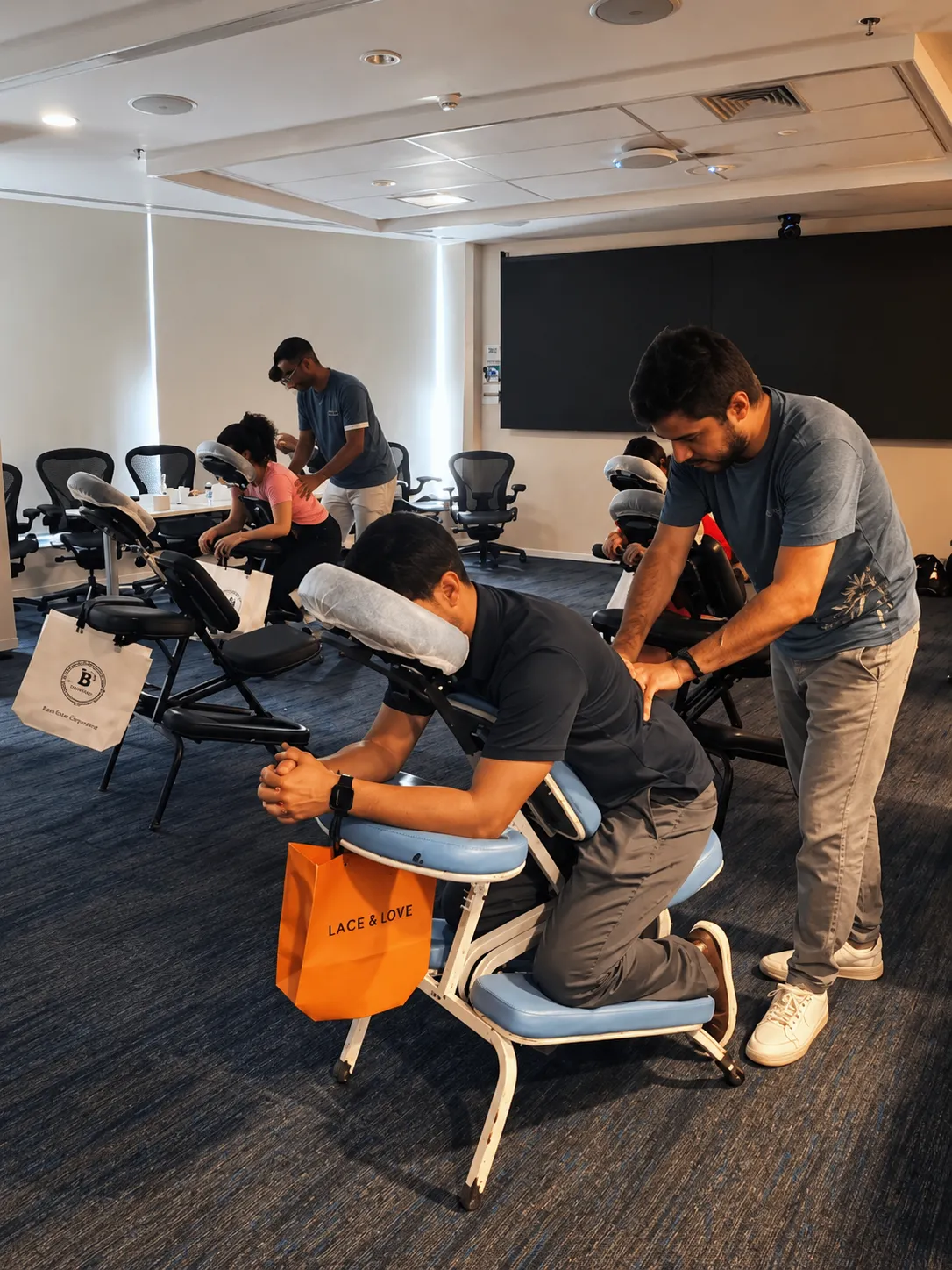 Quick massage em cadeiras durante uma ação corporativa