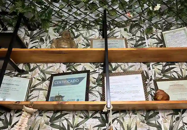 Prateleiras com certificados da equipe na unidade Jardim Paulista