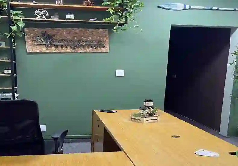 Recepção da unidade Jardim Paulista, com balcão de madeira e parede verde